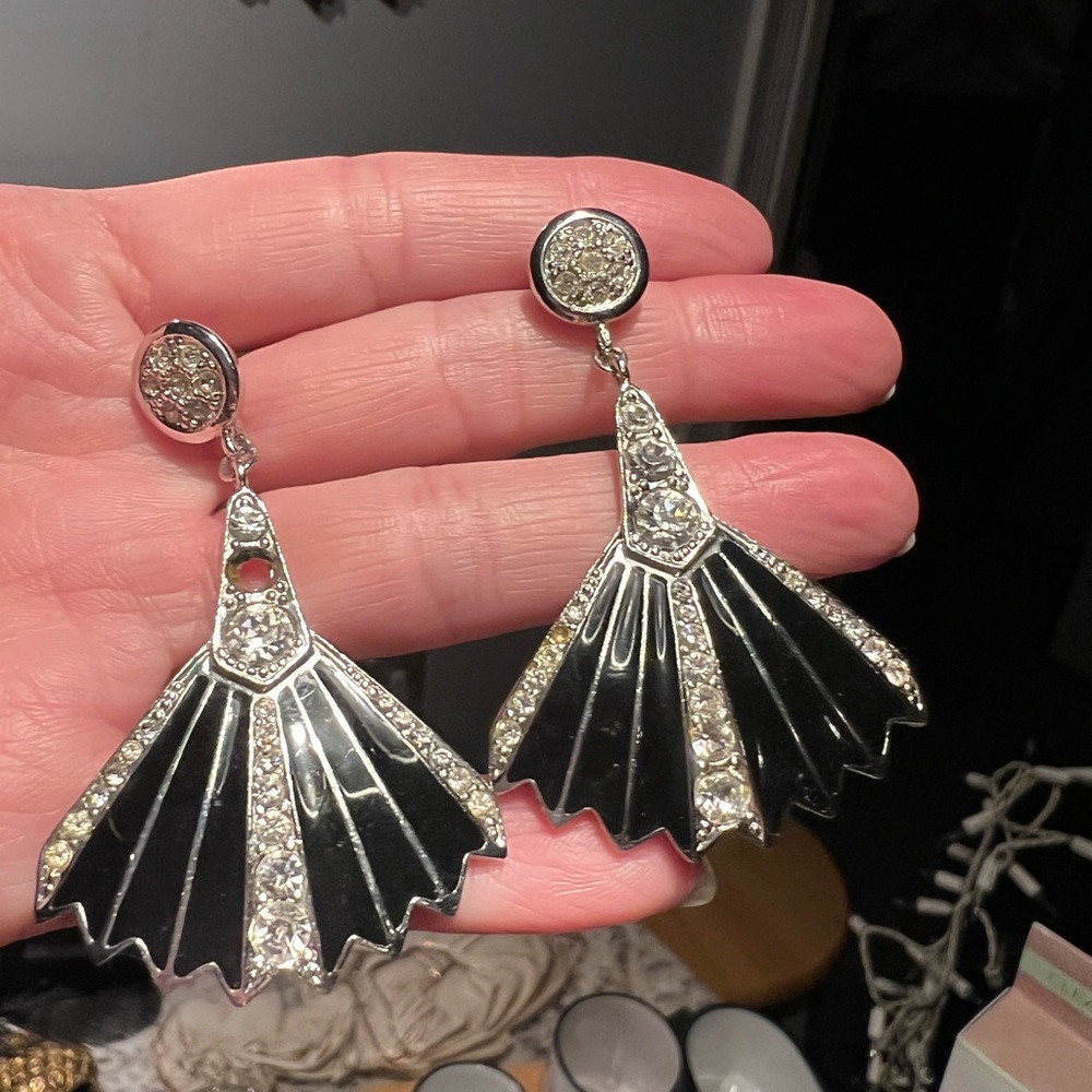 Unique Bargains Black and Silver Fan Earrings one stone missing
